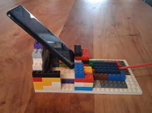 Handy-Stativ aus Klemmbausteinen - mit Handy