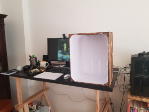 Fotobox aus einer Obstkiste und Papier